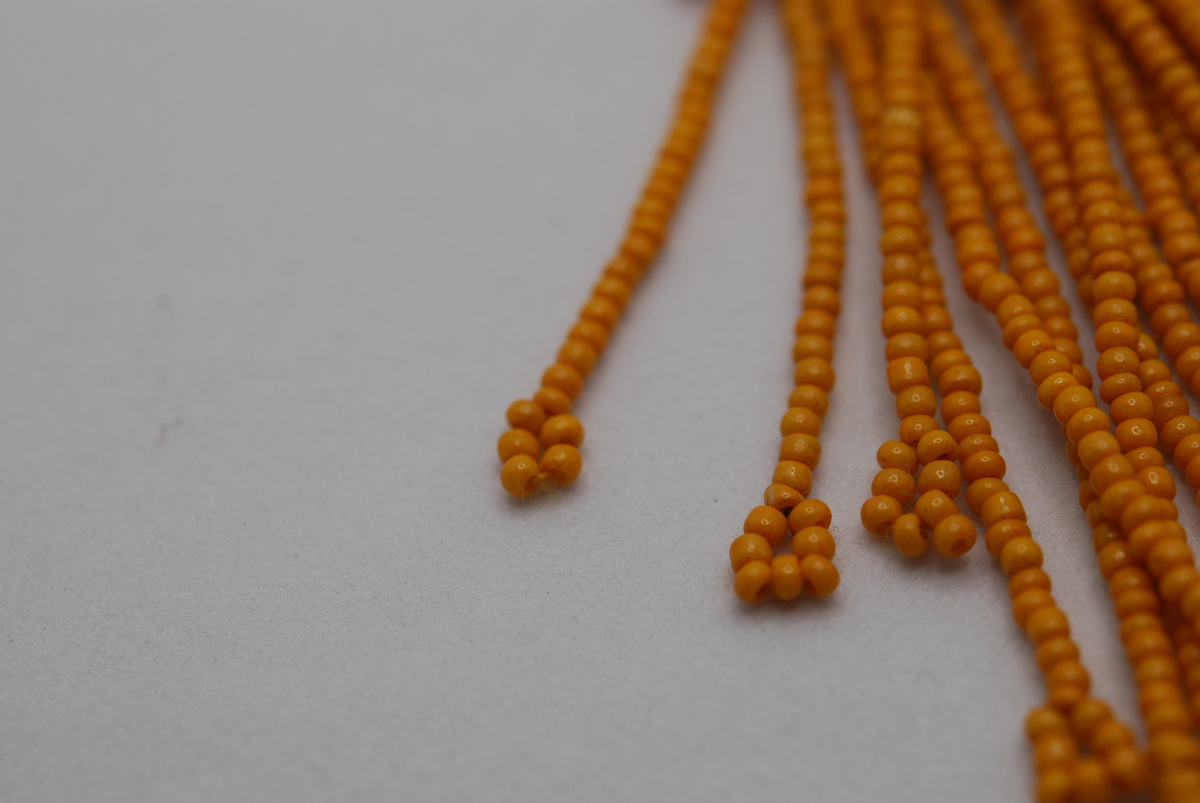 Закруглённые концы бисерной нити.