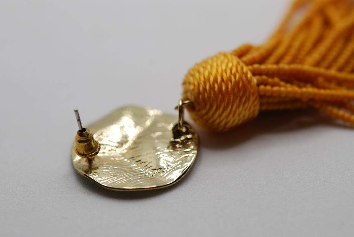 Кисть бисера приеркплена к гвоздику-медальону простым крючком.