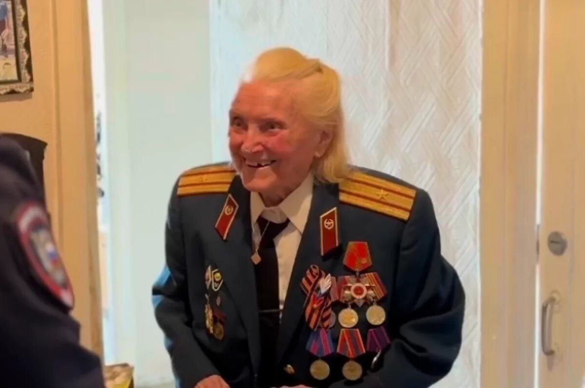    В Миассе полицейские поздравили с 8 Марта 96-летнюю ветерана МВД