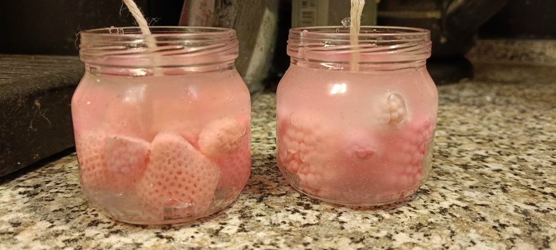 Пример изменения цвета декоративных элементов (клубники) и цвета самого воска (фото используется с разрешения владельца)