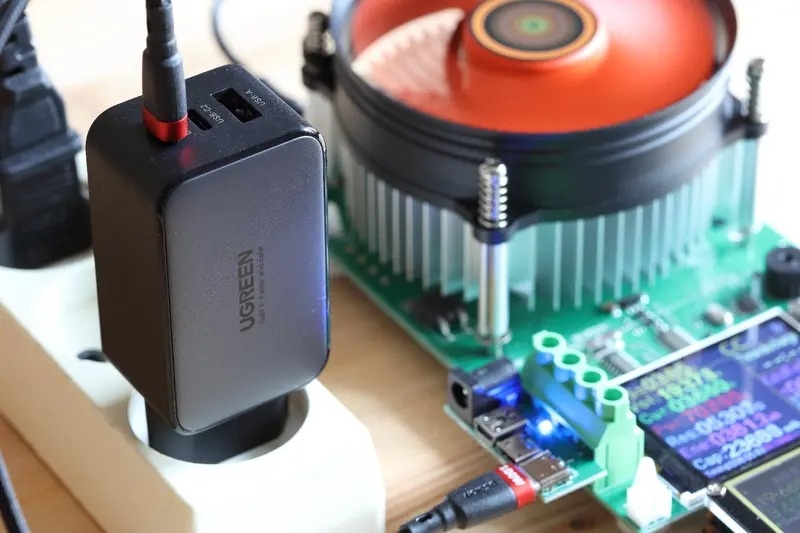    Сразу несколько портов позволят заряжать несколько устройств разом