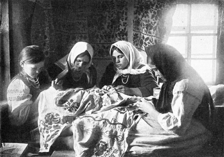 Вышивальщицы. Фото https://avatars.mds.yandex.net/i?id=55ec738a1fe674769163b711ec76732e_l-4523975-images-thumbs&n=13