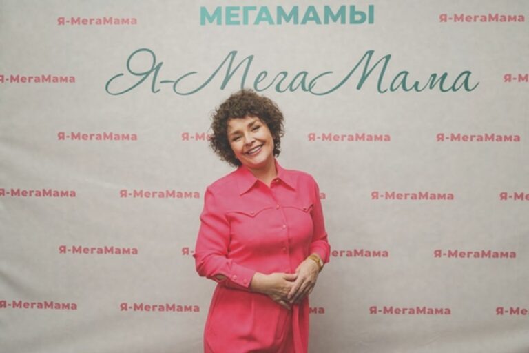    Иллюстрация к материалу: Мать 17 детей усыновила пятерых воспитанников и запустила инициативы для приемных семей