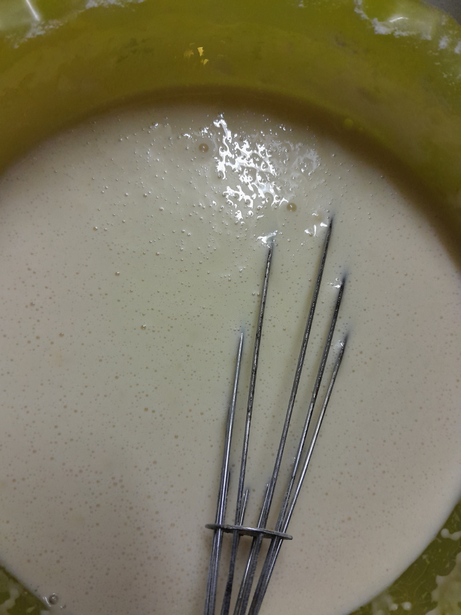 Замешиваем тесто без косочков.