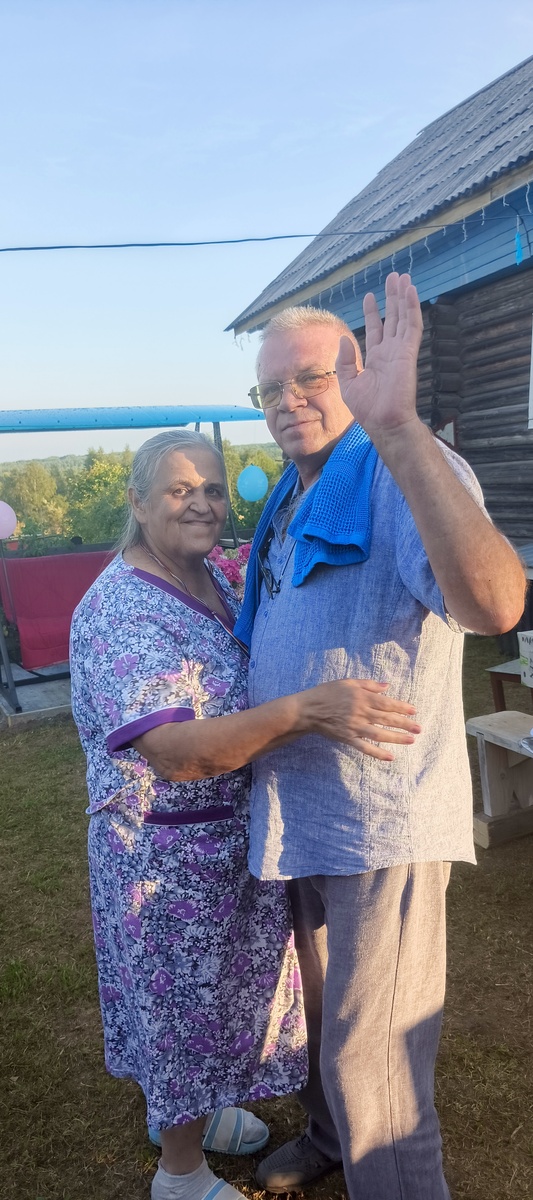 Сергей с Лидой сестренка двоюродная.