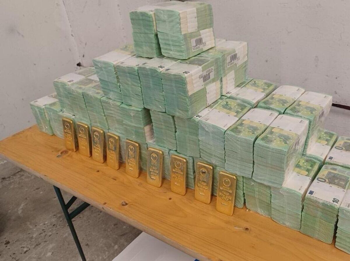    Валюта и золото, изъятое у граждан Украины на территории Венгрии | © Фото : Правительство Венгрии