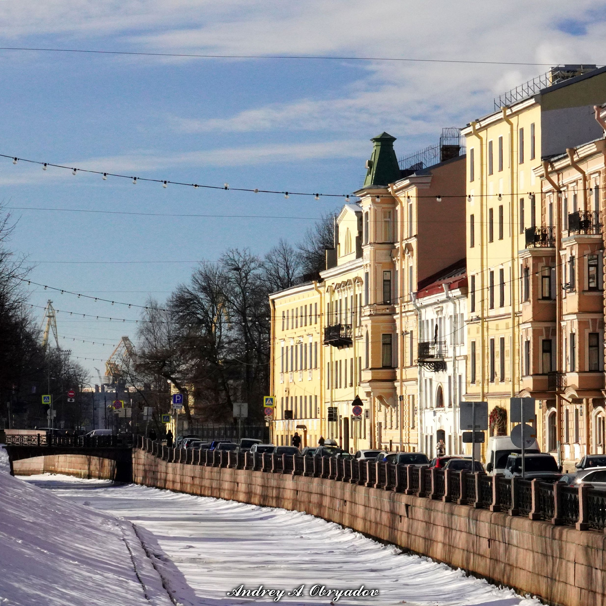 Яркими солнечными лучами освещены здания на Адмиралтейском канале.