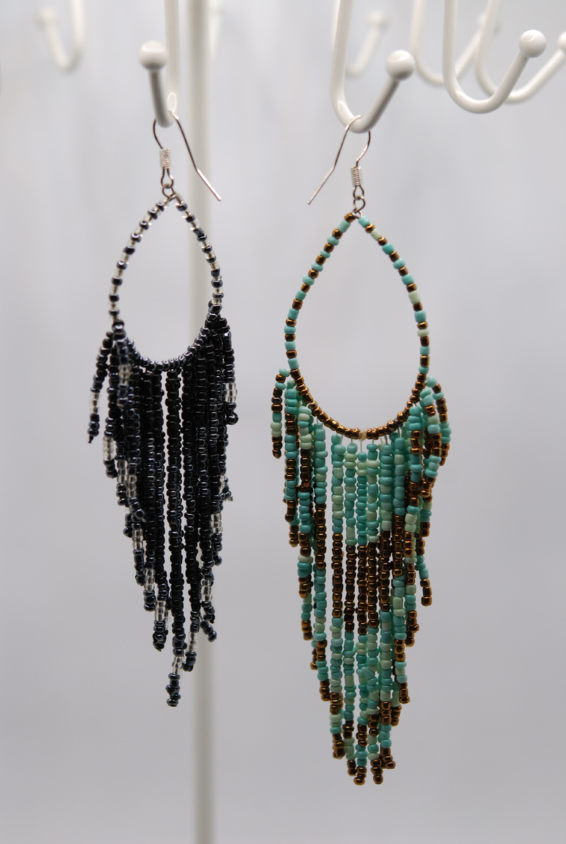 Бирюзовые с медным и чёрные с прозрачным серьги-петли из бисера.