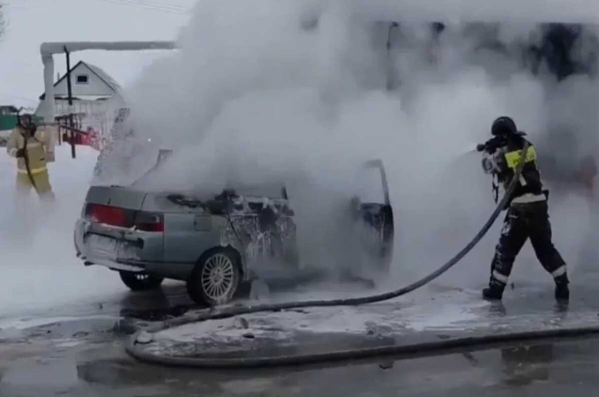    МЧС Челябинской области показало видео тушения машин после ДТП в Троицке
