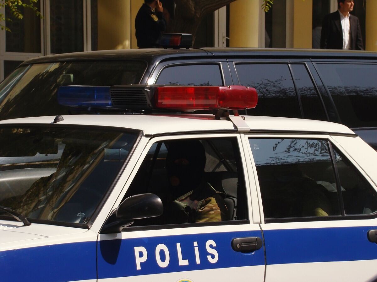    Сотрудники правоохранительных органов у Азербайджанской государственной нефтяной академии, где неизвестный открыл стрельбу | © РИА Новости / Али Кямал