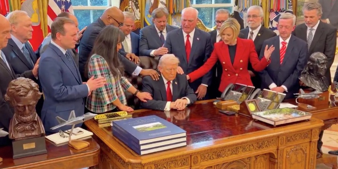 Около 20 пасторов молились за Трампа в Белом доме: сектовед раскрыл подоплёку необычной встречи