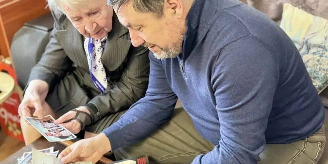 В Казани представители «ЕР» поздравили с наступающим 8 Марта старейшего члена партии