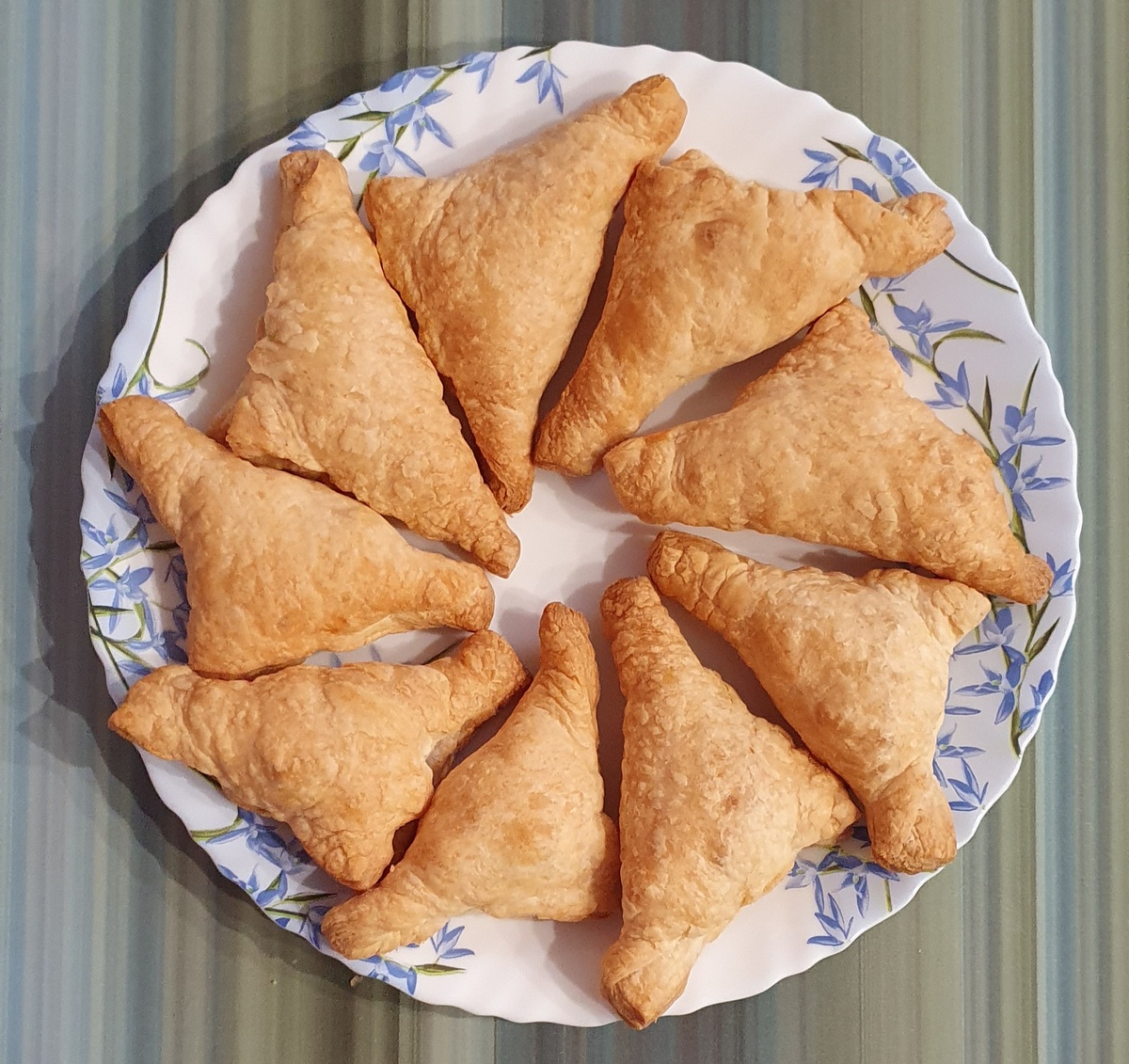 Пирожки-треугольники с яблоками. Фото автора.