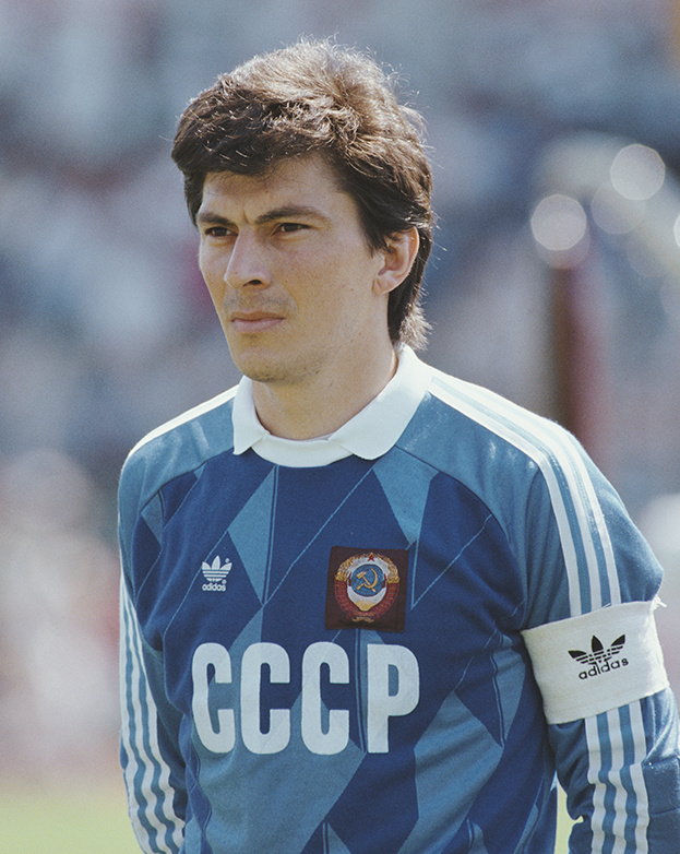 Легендарный советский футболист, вратарь, и российский футбольный тренер. В составе сборной СССР — серебряный призёр чемпионата Европы 1988 года, с Олимпийской сборной СССР — бронзовый призёр Олимпийских игр 1980 года в Москве.19 сент. 2024 г. На футболке надписи на английском языке фирмы "Адидас" и это никому не мешало в СССР.. 