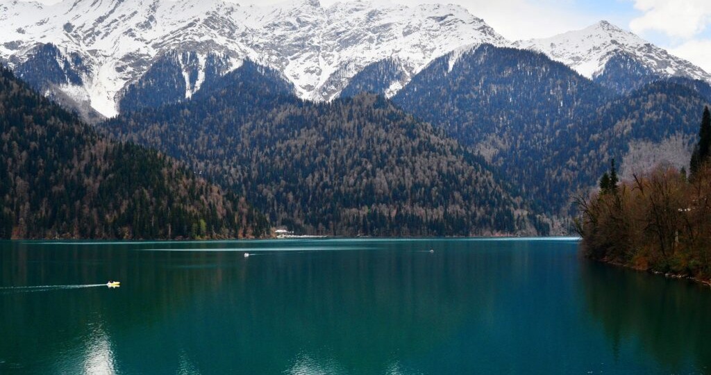 Новые правила выезда детей ударили по спросу на отдых в Абхазии