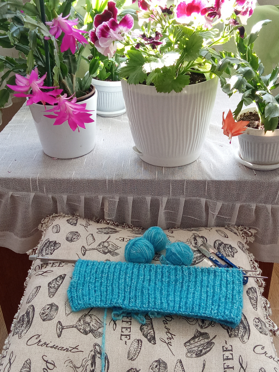 Начала вязать шапку 