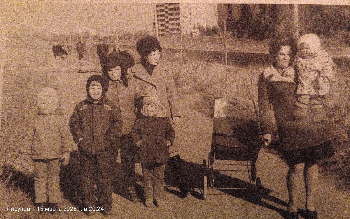 Я,брат с сестрой,на заднем плане мама моя и друг брата.Соседка со старой квартиры с дочками.фото автора