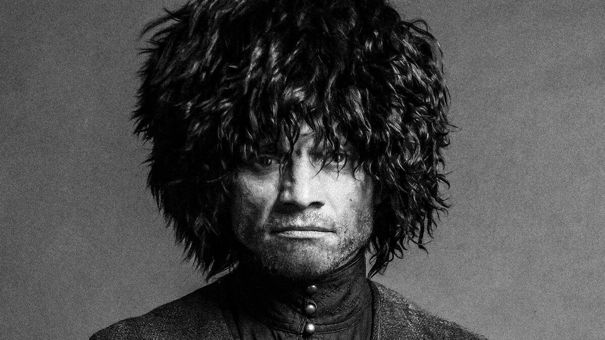    Евгений Ткачук выглядит необычно в роли шотландского короля Макбета. Особенно в папахе / Фото: Елена Лапина