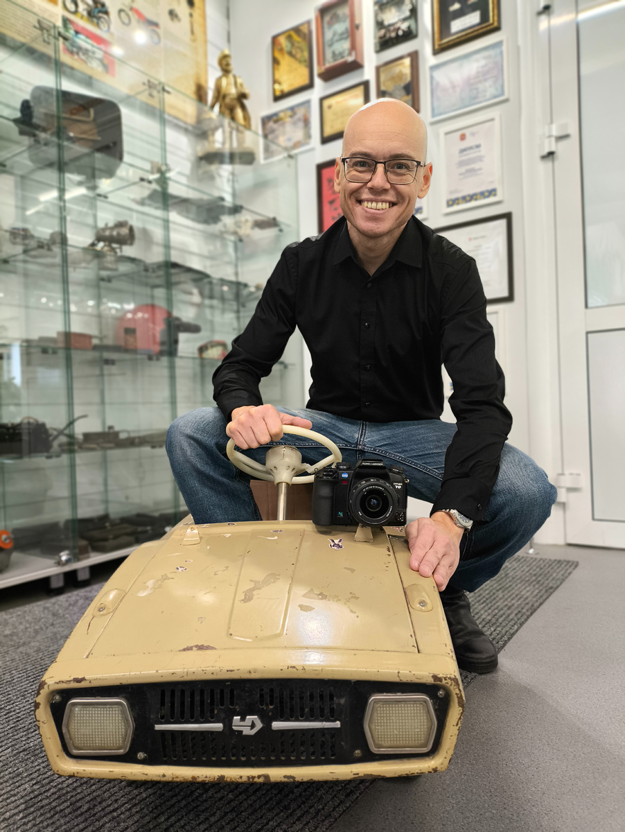 С фотокамерой Dynax 7D в музее мотоциклов "Мотоэпоха". Снято на POCO X6 Pro 5G (портретный режим)