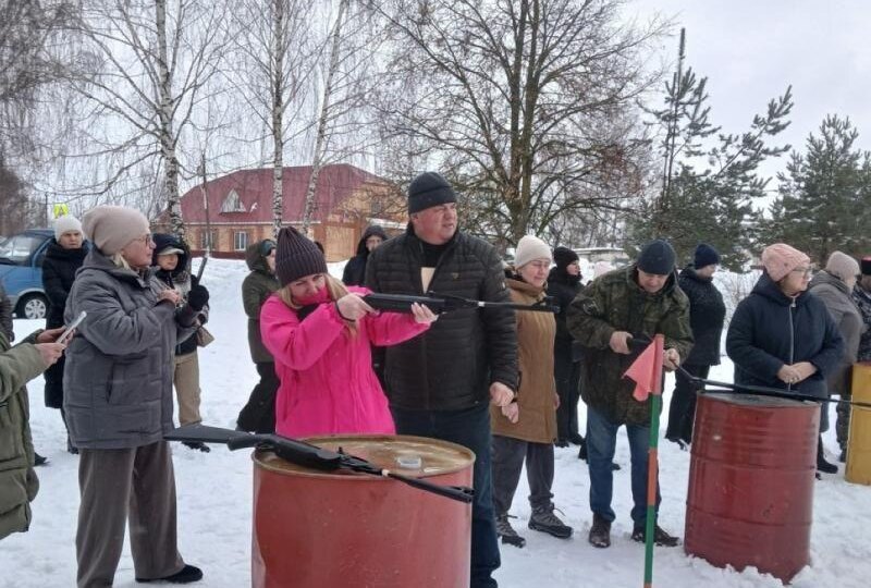 В Рязанской области перед 8 Марта женщины соревновались в стрельбе из винтовки