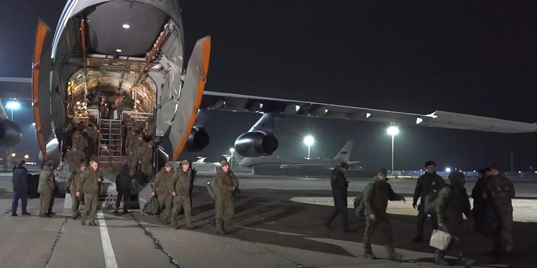 В Подмосковье приземлились два борта с освобожденными из плена военными