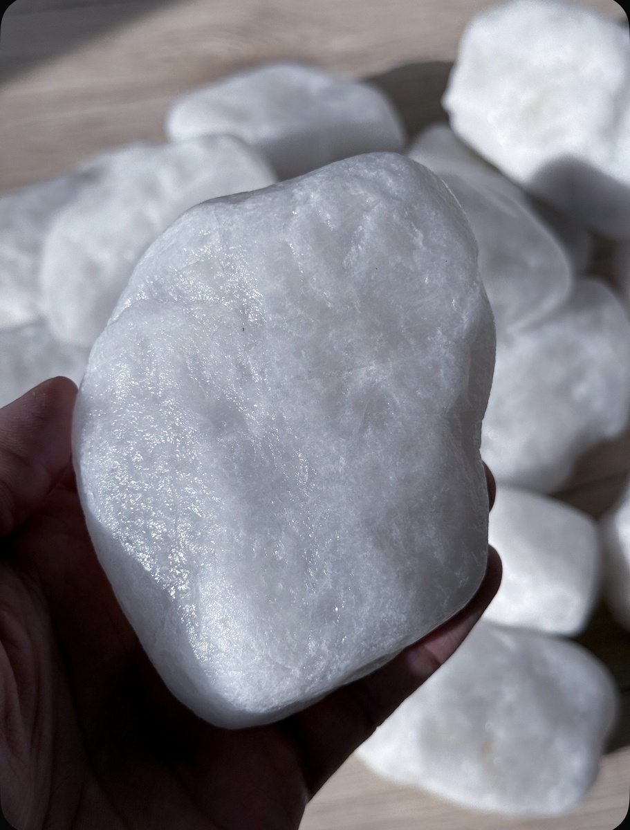 Кварц жильный молочно белый 