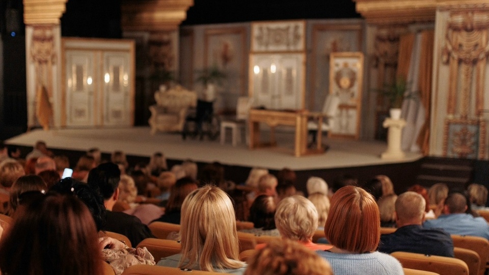 Василий Анохин приглашает смолян на праздничные мероприятия в честь 8 Марта