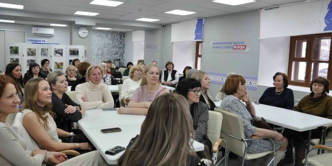 В Штабе общественной поддержки «ЕР» женщин-волонтеров поздравили с наступающим 8 Марта