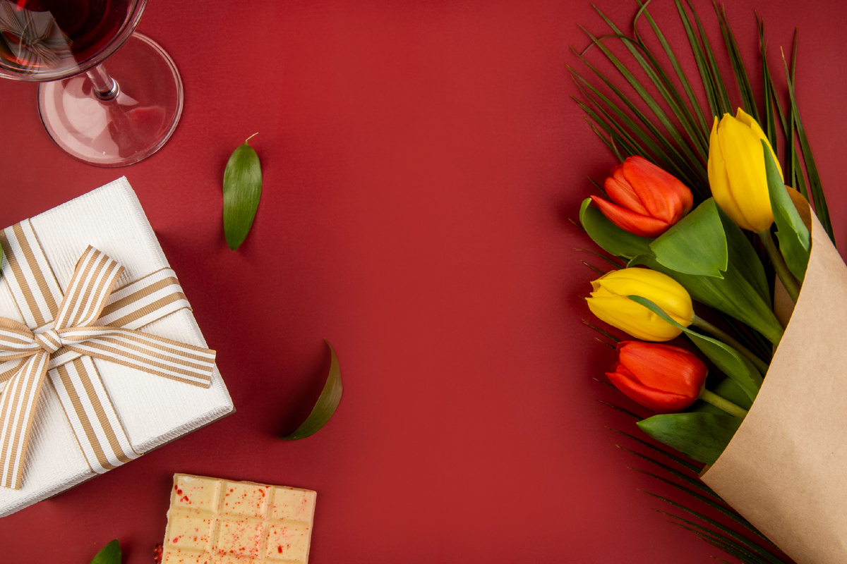 https://ru.freepik.com/free-photo/top-view-bouquet-red-yellow-color-tulips-with-glass-wine-white-chocolate-gift-box-red-table-with-copy-space