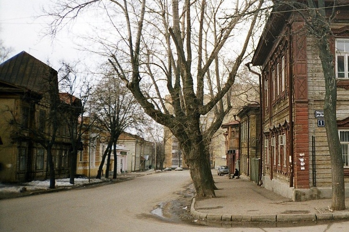    Угол с Муштари. Слева наверху — ныне изрядно потрепанный дом Аносова, тогда еще — детский сад. предоставлено Ильей Евлампиевым