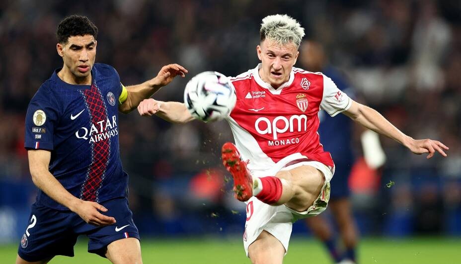    Александр Головин из "Монако" бьется с капитаном "ПСЖ" Ашрафом Хакими. REUTERS/Абдул Сабур