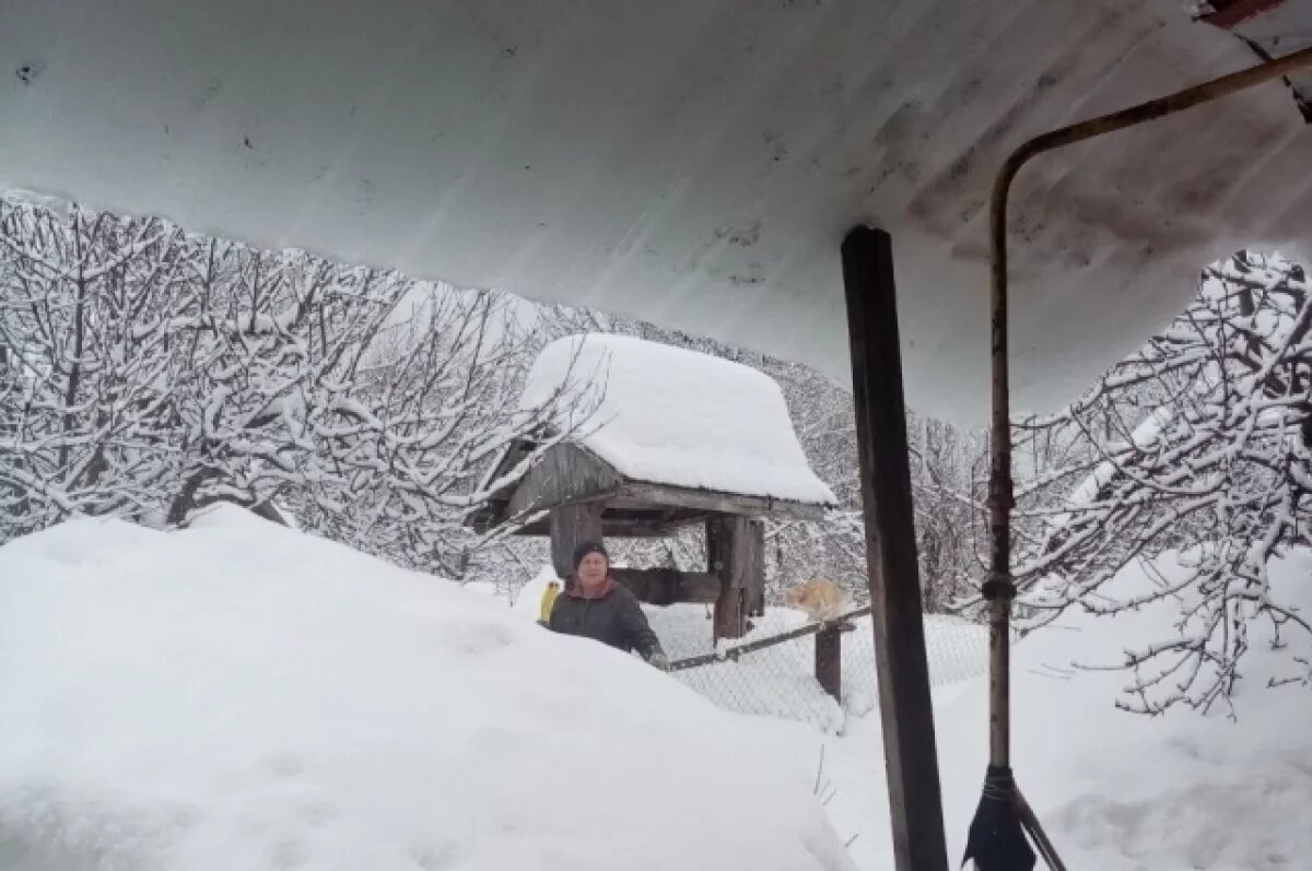    Тающий снег принес новые хлопоты коммунальным службам – глыбы и сосульки обрушиваются, унося вместе с собой кровельное покрытие.