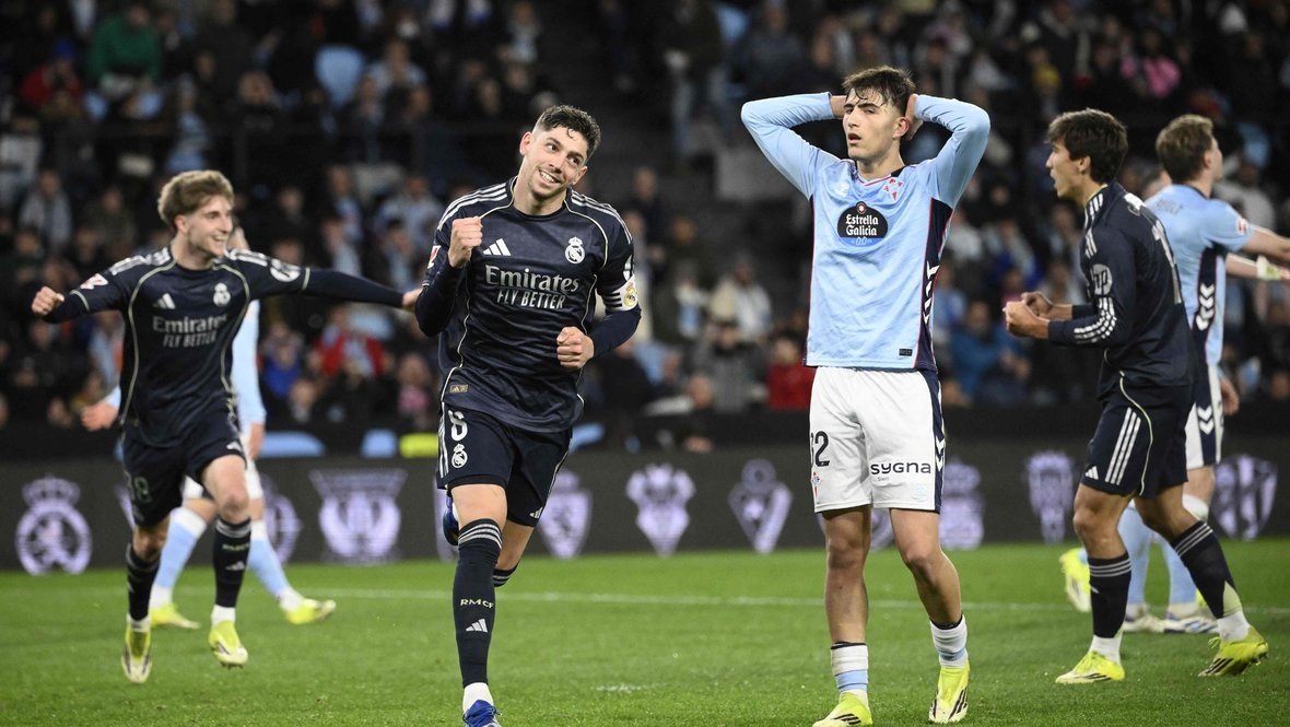    Федерико Вальверде (в центре) после забитого гола. AFP