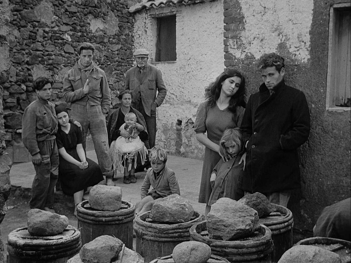 Кадр из фильма «Земля дрожит» (1948).