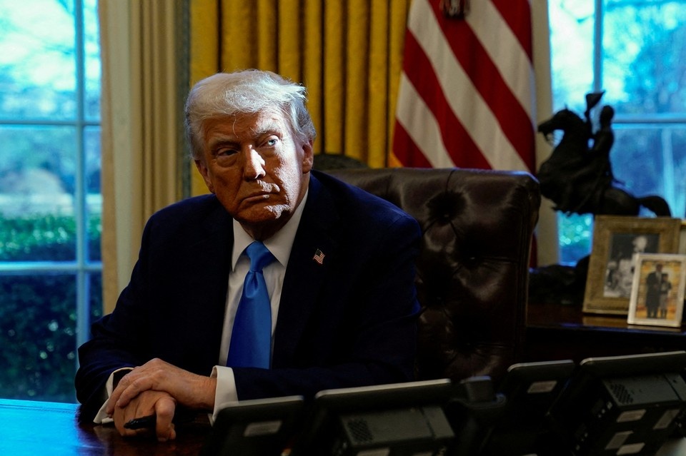    Трамп назвал глупым вопрос по поводу утверждения о передаче РФ разведданых Ирану REUTERS