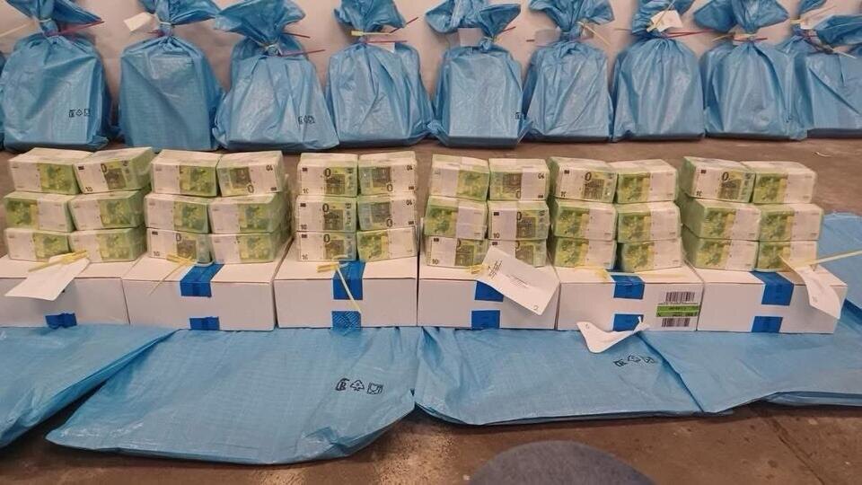     Власти Венгрии опубликовали фото конфискованной у украинцев валюты www.facebook*/Kovács Zoltán