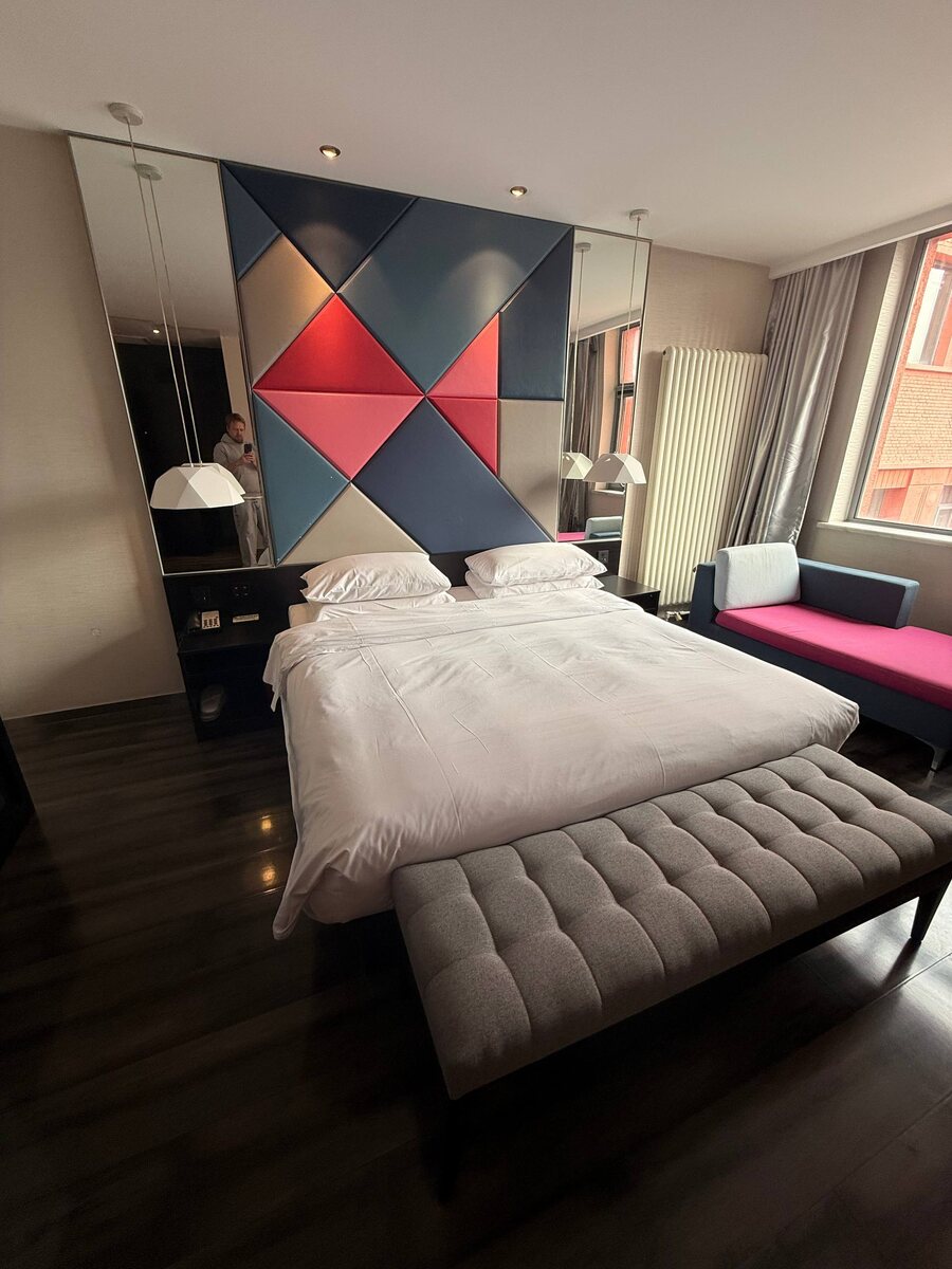 Сфоторафировал номера рядом, быди открыты двери. После уборки.