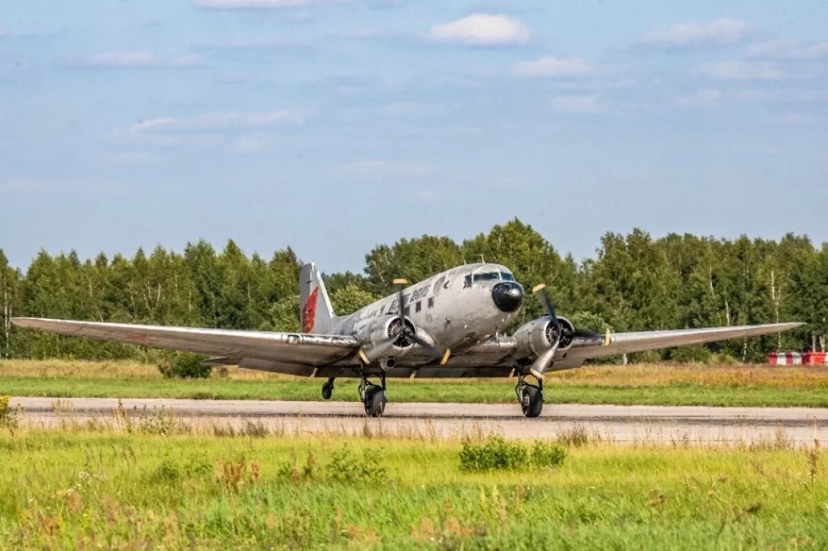    Рушился в воздухе.