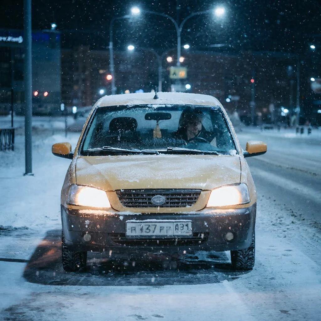 Основные виды ДТП по вине водителей такси - столкновение, наезды на пешехода или препятствие.  Фото: Изображение сгенерировано нейросетью / Станислав Казаченко