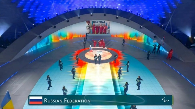 Впервые за 12 лет на церемонии открытия Паралимпиады пронесли российский флаг
