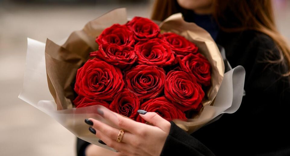 «Не спешите разворачивать букет!». Эксперты рассказали, как выбрать качественные цветы на 8 Марта