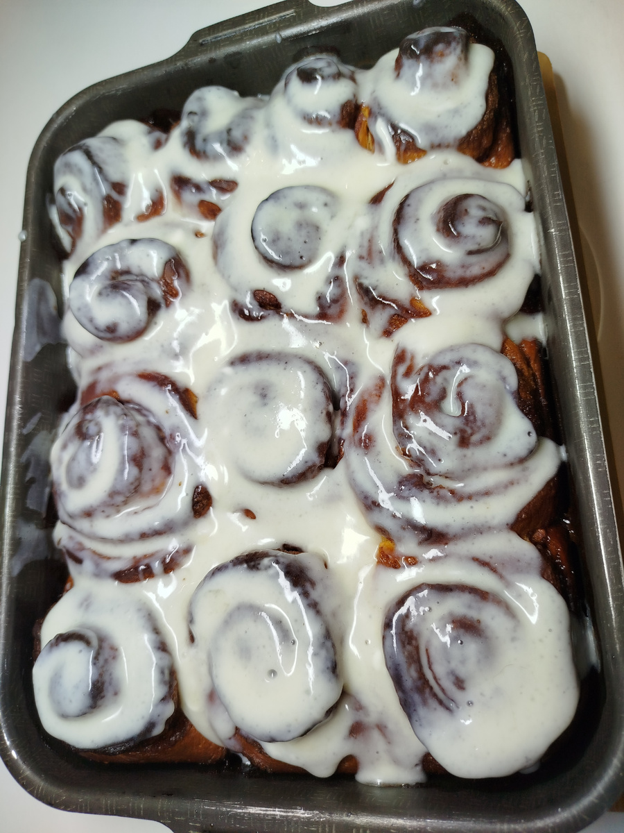 Для опоры берём небольшую миску и отправляем немного нагретое молоко+ дрожи+ сахар+ муку. Размешиваем.Накрываем и ждём 10-20 минут до образования поднятия с пенкой.

Когда опара поднялась, добавляем в неё яйца, оставшийся сахар, 2/3 муки, когда 2/3 муки будет вмешано, добавляем соль и сливочное масло комнатной температуры. Вымешиваем тесто до трёх пор, пока оно не перестанет сильно липнуть к рукам.
Отправляем втесто большую миску  до поднятия. У меня это заняло 2,5 часа. Накрываем крышкой.
Когда тесто достигло первого подъёма, обнимаем его. Смешиваем для начинки в отдельной миске корицу+ сахар.
Затем раскатываем тесто, оно должно быть сантиметр в толщину и прямоугольной формы. Смазываем его сливочным маслом и присыпаем корицей с сахаром. Сворачиваем не плотно рулетиком. Чтобы оставались пустоты. Разрезаем рулет  на равное количество  и перекладываем на протвинь. Оставляем на расстойку на 30 минут. Затем в изначально холодную(!!!) духовку отправляем синнабоны и включаем режим 180 градусов. Примерно 25-30 минут.