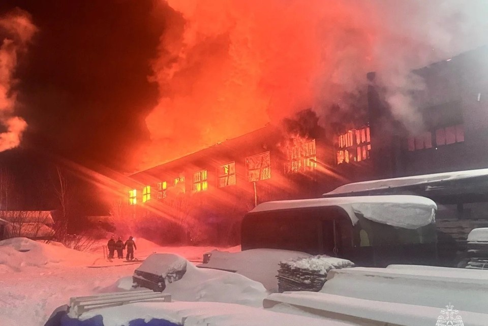    Борьба с огнем продолжается около шести часов. Фото: ГУ МЧС России по Томской области