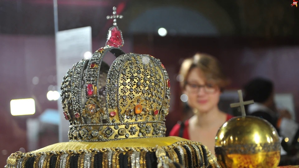 Коронационная корона Анны Иоанновны. Ее украшали полторы тысячи алмазов, рубины, турмалины. Особенно хорош венчающий турмалин весом в 100 граммов