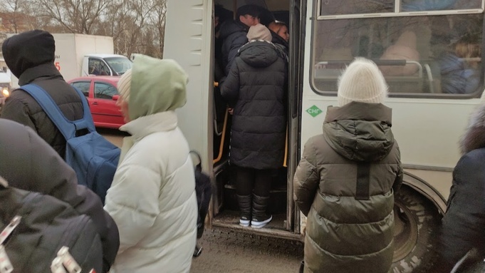 Пассажиры автобусов Бийска задыхаются табачным дымом из-за водителей