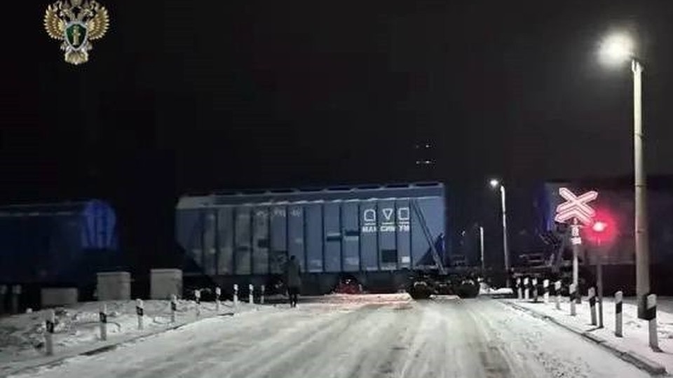 В Новоалтайске грузовой поезд протаранил легковой автомобиль на переезде