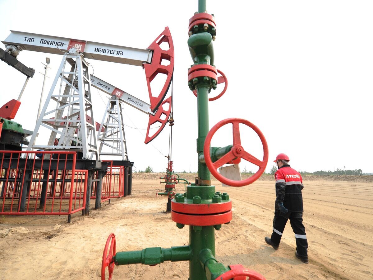    Добыча нефти в городах Ханты-Мансийского автономного округа | © РИА Новости / Илья Питалев