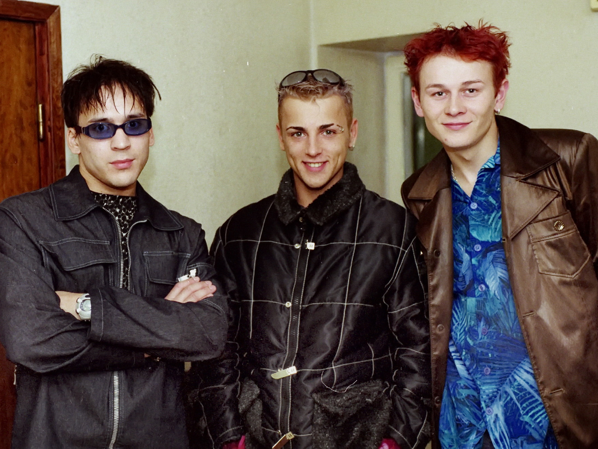 Официальной датой образования коллектива считается 8 декабря 1996 года. Сергей Аморалов и Гарик Богомазов писали незатейливые тексты, а Вячеслав создавал для них заводную музыку. 