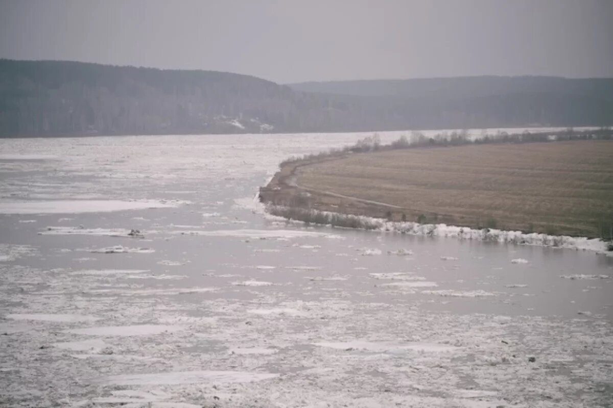    В Хабаровском крае начали распиливать и чернить лёд на реке Хор