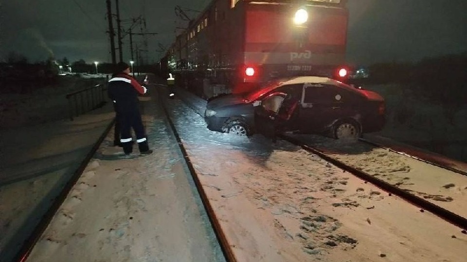 Появились подробности ночного столкновения автомобиля с поездом в Новоалтайске